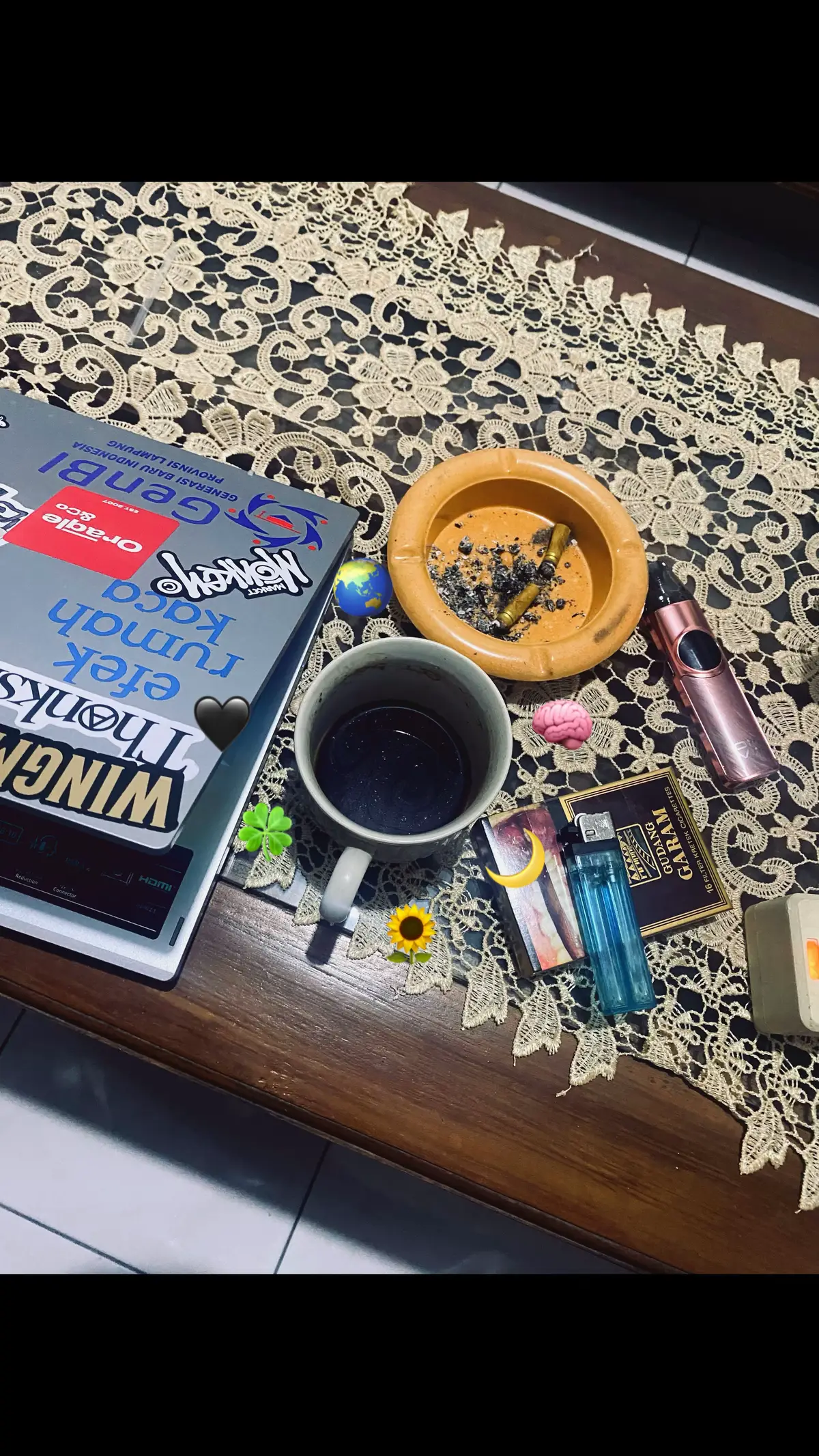 Berikut cara membuat kopi hitam sederhana pagi ataupun malam hari:  Bahan: 1. 1–2 sendok teh kopi bubuk (kopi murni, tanpa campuran) 2. 200 ml air panas  3. Gula (tidak perlu)  4. ⁠Rokok surya (sesuai selera,kretek bila genting) Langkah-langkah yang merumitkan : 1. Didihkan air    Panaskan air hingga hampir mendidih. 2. Masukkan kopi ke cangkir.    Tuangkan 1–2 sendok teh kopi bubuk ke dalam gelas atau cangkir. 3. Seduh kopi    Tuang air panas ke dalam cangkir berisi bubuk kopi. Aduk perlahan. 4. Tambahkan gula (tidak perlu)    Kalau suka manis, tambahkan gula secukupnya dan aduk kembali. 5. Bakar rokok satu batang untuk mengiringi hidup dan pemikiran mu 6. ⁠Kopi siap disajikan dengan keadaan khusus🌻 Tips: * Gunakan kopi bubuk segar agar aroma dan rasa lebih nikmat. * Jika ingin tanpa ampas, bisa pakai saringan atau alat seperti French press. #trend #fypage #fyp 