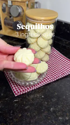 Receita fácil de Sequilhos de leite condensado  Ingredientes •200g leite condensado (1/2 caixa) •90g  manteiga ou margarina ( 6 colheres de sopa como no vídeo) •300g de amido de milho Eh só misturar tudo e fazer pequenas bolinhas e achatar elas, fazer um detalhe com o grafo encima para deixar marcadinho. Ou use o molde de docinhos como usei no vídeo! Super fácil e fica lindo. Não precisa untar a forma tá? Eu usei papel Dover na forma só pq ela é toda furadinha. Mas usando forma lisa não gruda nada. Levar ao forno pré aquecido a 200°C por 10 minutinhos ou até ver que está dourado por baixo, NÃO pode deixar dourar em cima.  Espere esfriar 100% para ver como fica crocante, quando ainda está quente ela ainda sai do forno macia.  É assim mesmo, conforme vai esfriando que vai ficando crocante. #receita #receitafácil #receitarapida #sobremesa #doce #receitarapidaefacil #sequilhos 
