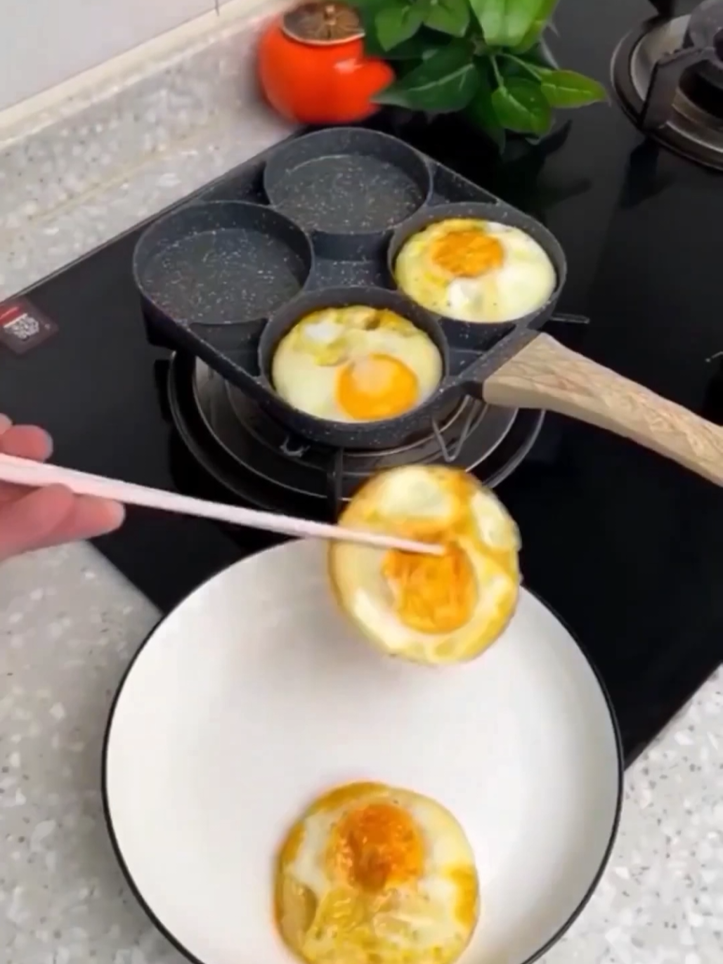Dá só uma olhada nessa frigideira! 4 em 1 Com quatro 4 bocas, ela é perfeita para quem busca praticidade na hora de cozinhar. Prepare ovos, hambúrgueres, panquecas e até aquele bife grelhado, tudo de uma vez e sem complicação. O fundo antiaderente garante que nada grude, e o melhor: cada alimento fica no seu cantinho, evitando aquela bagunça indesejada. #tiktokshopbrasil #tiktokshop 