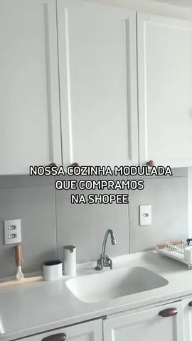 Móveis modulados da cozinha que compramos na shopee 🤩 a marca é yescasa, modelo unna na cor branca. A única coisa que ficou ruim pra gente foi por conta da pia, mas essa pia foi a que veio da construtora e como esse apartamento é alugado não vamos mexer nisso. E aí o que acharam? #moveis #moveismodulados #modulado #cozinhamodulada #moveiscozinha #shopee 