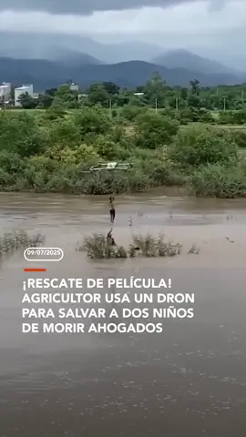 #Internacional | 🚨 ¡De película! Un agricultor usó su dron agrícola para rescatar a dos niños atrapados por una inundación. Estaban por ser arrastrados por la corriente cuando actuó sin pensarlo: lanzó una cuerda con su dron y logró salvarlos. 🌊🚁 ▶️ Más información en www.reduno.com.bo #RedUno #RedUnoDigital #Notivisión #Rescate #Dron #Agricultor #Niños