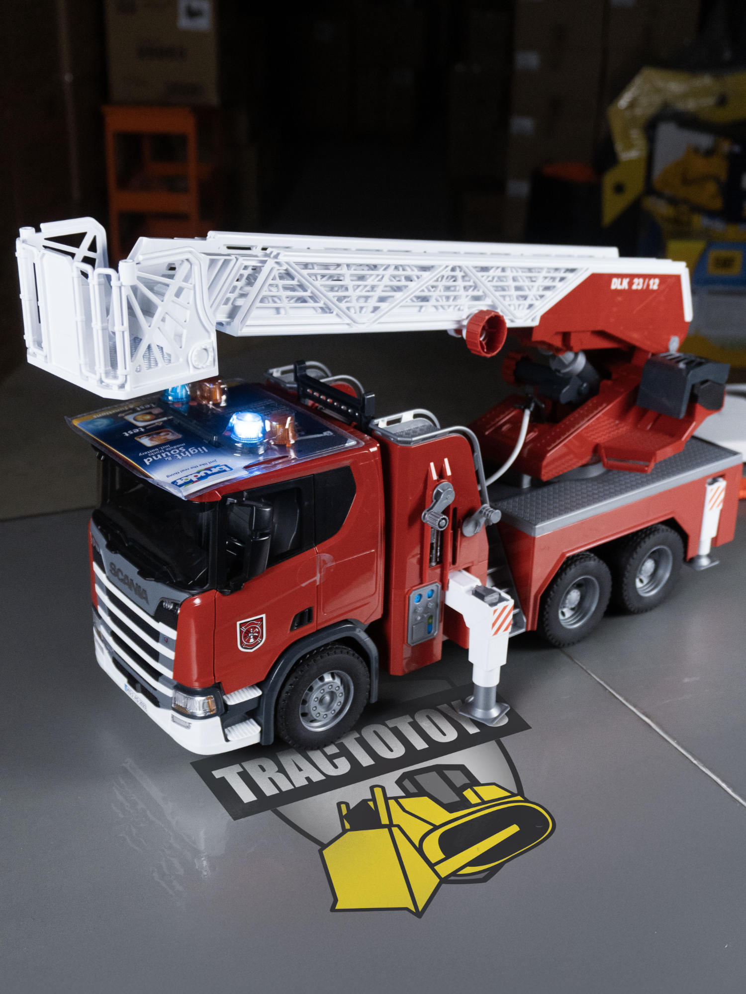 🚨 ¡Prepárate para las misiones de rescate más épicas! Llega a TractoToys el Camión de Bomberos Scania Bruder 3591, con una escalera extensible de más de medio metro, sistema de agua funcional, compartimentos realistas y un diseño robusto ideal para aventuras sin límites 🧯🚒 👨‍🚒 Fabricado en Alemania 📏 Escala 1:16 | 59 cm de largo 🚪 Puertas que se abren y espejos abatibles 💧 Depósito de agua con manguera enrollable y boquilla funcional 🛞 Ruedas de goma y pies de soporte para mayor estabilidad 🧰 Compartimento trasero con puerta para herramientas 👶 Apto para niños desde los 3 años 🌍 Compatible con muñecos Bruder Ideal para juegos de rol, parques, cumpleaños o colecciones de vehículos de emergencia. Una joya del mundo Bruder que no puede faltar en tu estación de rescate. 📦 Pedidos al WhatsApp: +51 940 670 187 🔗 tractotoys.com 📍 Visítanos en nuestra tienda de Lima o Arequipa. ¡Hacemos envíos a todo el Perú! . . . #tractotoys #camiondebomberos #firetruck #juguetesparaniños #bomberos #juguetesbruder #camionbruder #sprinter #juguetesindustriales #juguetesinteractivos #vehiculosparaniños