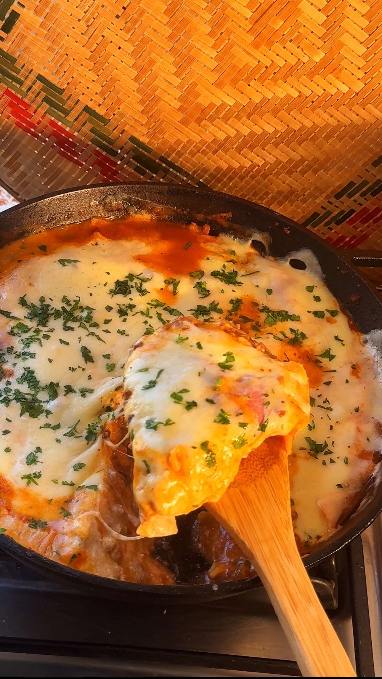 Lasanha de Frigideira 💛 350g de carne moída  1/2 colher de sopa de alho com sal batido  Pimenta do reino a gosto  1/2 cebola  1 pacote de molho de tomate   Água  2 colheres de sopa de extrato de tomate  Massa de lasanha instantânea  100g de queijo muçarela  100g de presunto  150g de requeijão (usei de bisnaga)  70g de creme de leite  Salsinha         ✅ Já salva para não perder  #lasanhas #lasanha #lasanhadefrigideira #lasanhabolonhesa #receitasfaceis #almoçododia #almoçogostoso #almoco #massa #pasta 