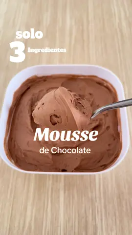 Mousse de chocolate fácil de preparar  Ingredientes: 300 grs de chocolate de leche 150 grs de leche condensada  300 ml de crema vegetal  Procedimiento  1. Fundir el chocolate en el microondas o a baño maria e incorporar la leche condensada y mezclar . Reservar  2. Batir la crema vegetal e incorporar al chocolate  3. Cubrir con papel film y llevar a la nevera 4. Puedes batir si deseas una textura más aireada para rellenar tus tortas #ganache #mousse #chocolate #recetas #moussedechocolate 