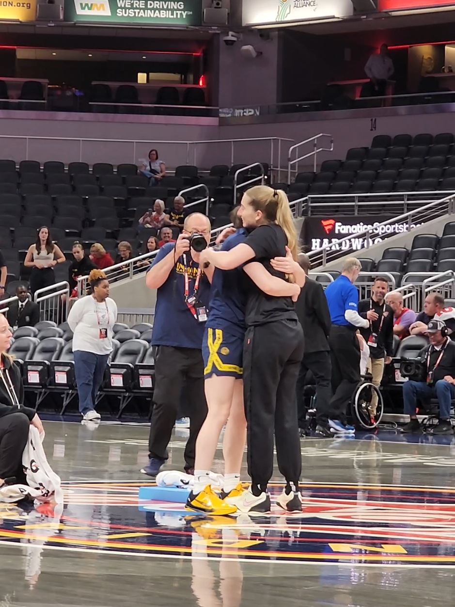😍 #aww #katemartin #caitlinclark #reunited #hawkeyes #iowa #indianafever #valkyries 