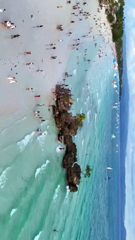 Willy’s Rock in White Beach, #Boracay 🇵🇭 #Travel #Viajes #Drone #Philippines 🏝️@DJI Official 