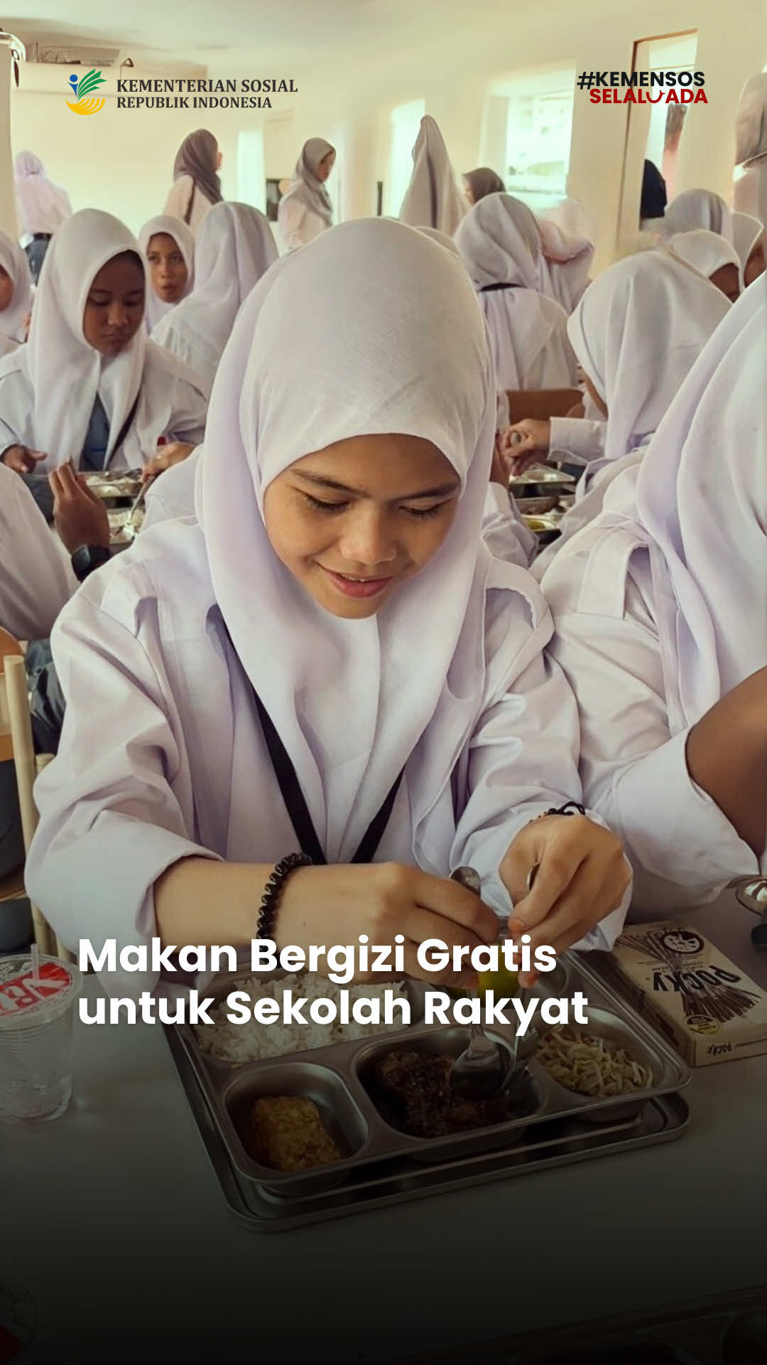 Selama tinggal di asrama Sekolah Rakyat, para siswa nggak perlu lagi khawatir soal makan. Dari pagi sampai malam, semua sudah disiapkan demi mendukung tumbuh kembang mereka. Makan siang disediakan melalui Program Makan Bergizi Gratis (MBG) dari pemerintah, sementara makan pagi dan malam dimasak langsung oleh dapur Sekolah Rakyat. Menunya lengkap, bergizi, dan pastinya bikin semangat belajar! Yuk, dengerin langsung komentar dari para siswa soal makanan di asrama pada video berikut!