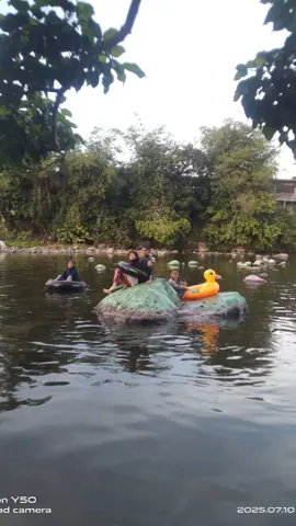 Di tengah segarnya aliran Lubuk Lukum… Ada yang jauh lebih menyejukkan dari airnya: Cinta yang tumbuh di antara adik dan kakak. Mereka tertawa bersama, saling menggenggam, saling menjaga, bukan hanya di sungai ini, tapi insyaAllah… selamanya dalam hidup mereka. Beginilah seharusnya ikatan saudara dibangun: Bukan sekadar lahir dari rahim yang sama, tapi tumbuh bersama dalam cinta, dalam kebaikan, dan dalam saling membahagiakan. 💧 Dari lubuk yang tenang… Tumbuhlah jiwa-jiwa penuh kasih. #aliusmanberbagi #bondingadikkakak #anakbahagia  #lubukLukum  #padangrancak  #cintakeluarga  #momenbersama