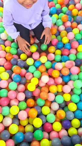 Lala menemukan permen saat mandi bola #khalilunasyakila #mandibola #drama #candy #fyp 