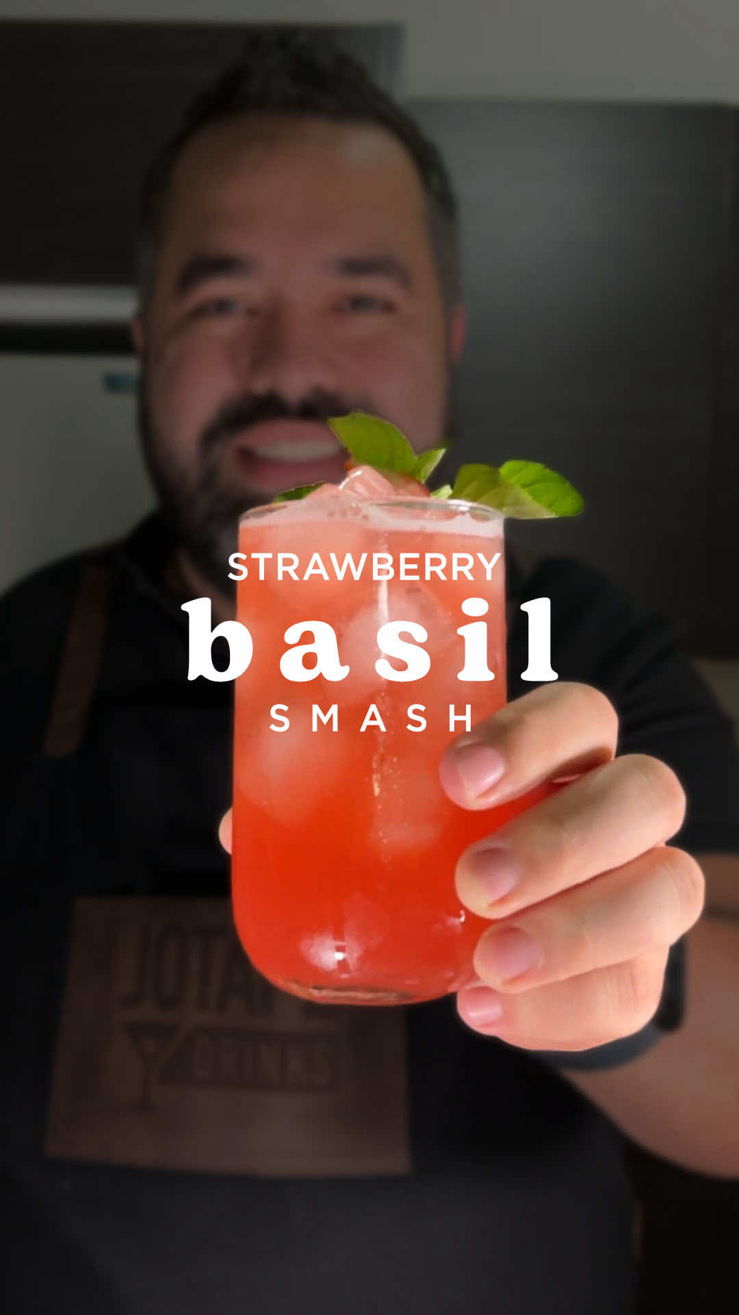 🍓🌿 ¿Fresa y albahaca en un mismo cóctel? Sí… y es una bomba de frescura. Hoy te traigo el Strawberry Basil Smash, un cóctel que mezcla lo herbal con lo frutal en el balance perfecto y de una manera rapida y facil con @T En la coctelera: * Hojas de albahaca fresca 🌿 * 60 ml de vodka * 30 ml de premezcla de fresa  Master of Mixes 🍓 * 60 ml de premezcla Sour Master of Mixes 🍋 Shake fuerte con hielo y cuela en vaso con hielo. Decora con media fresa y una hojita de albahaca… y listo. Un cóctel simple, aromático, y refrescante como una brisa de verano. ¿Te animas a probarlo? 🧊✨ #StrawberryBasilSmash #CoctelRefrescante  #coctelesencasa #JotapeDrinks