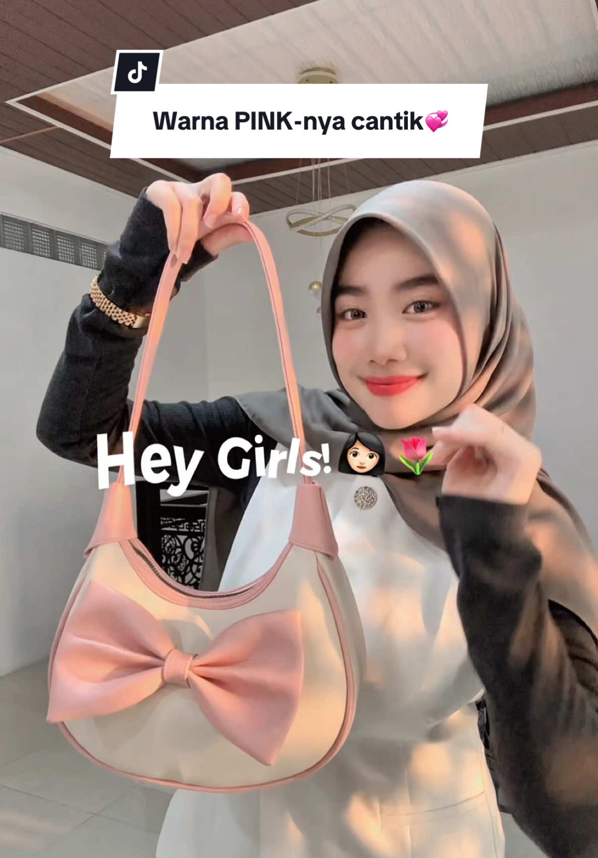 🎀 Alifa Pink Edition Manisnya dapet, elegannya juga dapet. Bukan cuma lucu—tapi bikin gaya makin standout. 💸 Sekarang bisa checkout di LIVE cuma bayar setengah harga! 🎁 Claim juga voucher Xtra-nya biar makin hemat~ 📦 Warnanya cepet sold out, jangan ketinggalan lagi ya! #taswanita #tascantik #tasmurahberkualitas #foryoupage #diskontiktok #diskonpromo #contentcreator #pinkbag #harukabags #trendinginguardian 