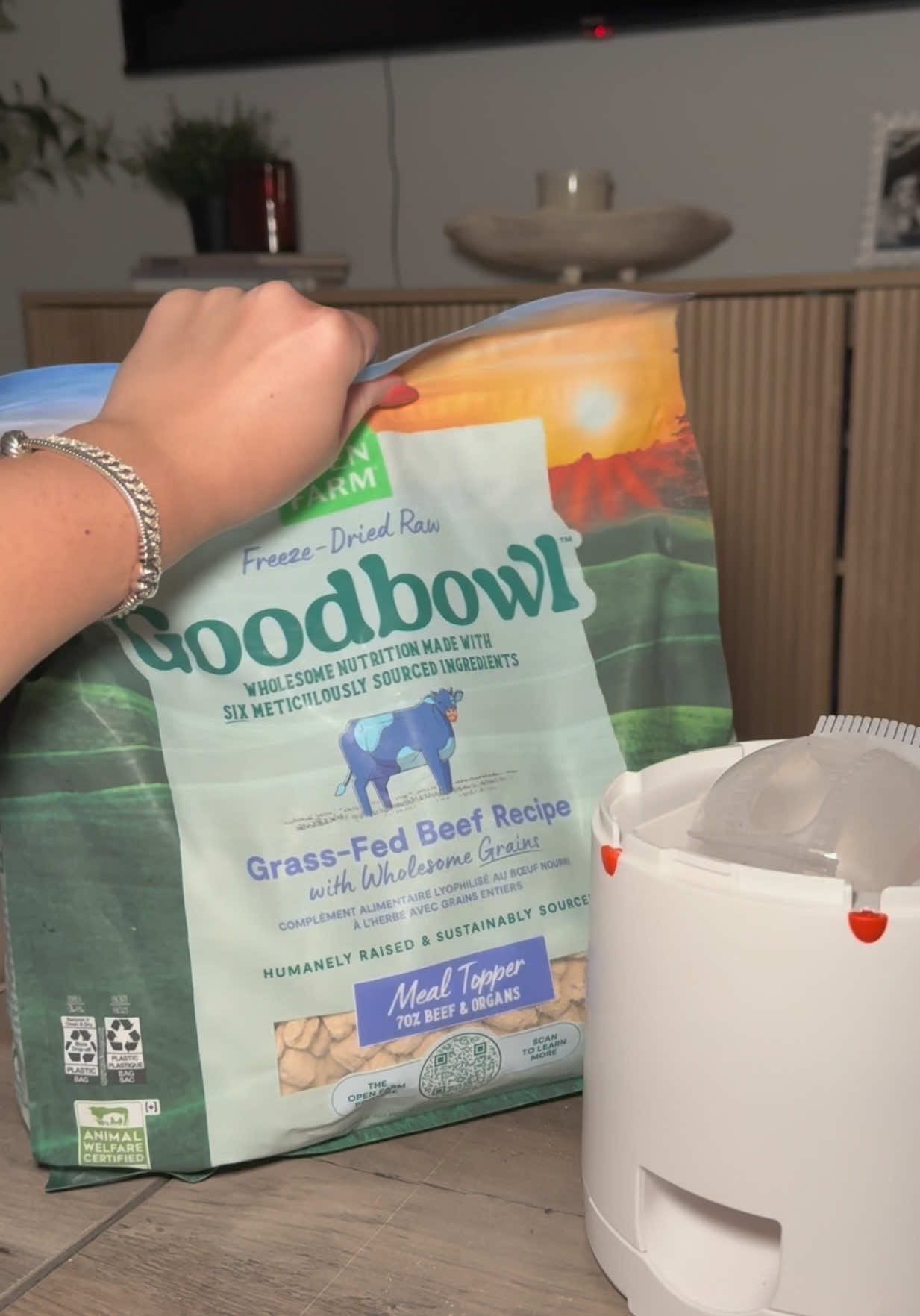 still trying to teach daisy how to click the button, but they loveee this haha #asmr #dog #dogtreats #enrichmentfordogs 