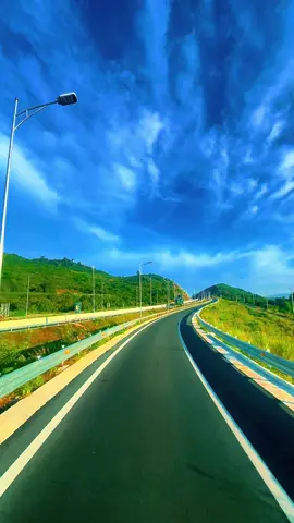 Trên cao tốc, chiều dang tay ôm núi rừng hoang sơ. Bãi cỏ mướt như thảm trời trải tặng kẻ độc hành. Tôi ngồi sau tay lái, thở chậm, thả hồn theo những khúc cua dịu nhẹ… Hạnh phúc đôi khi chỉ là vậy – một con đường đẹp, một buổi chiều vừa vặn, và tôi còn kịp mỉm cười. Cái thú lái xe: vừa chạy, vừa thở ra mệt mỏi… rồi hít vào cảnh đẹp! @Bốc Xếp Biết Lái Xe . #BốcXếpBiếtLáiXe #fyp #xuhuong #tiktokgiaitri #chill #canhdep #nhatkytaixe 