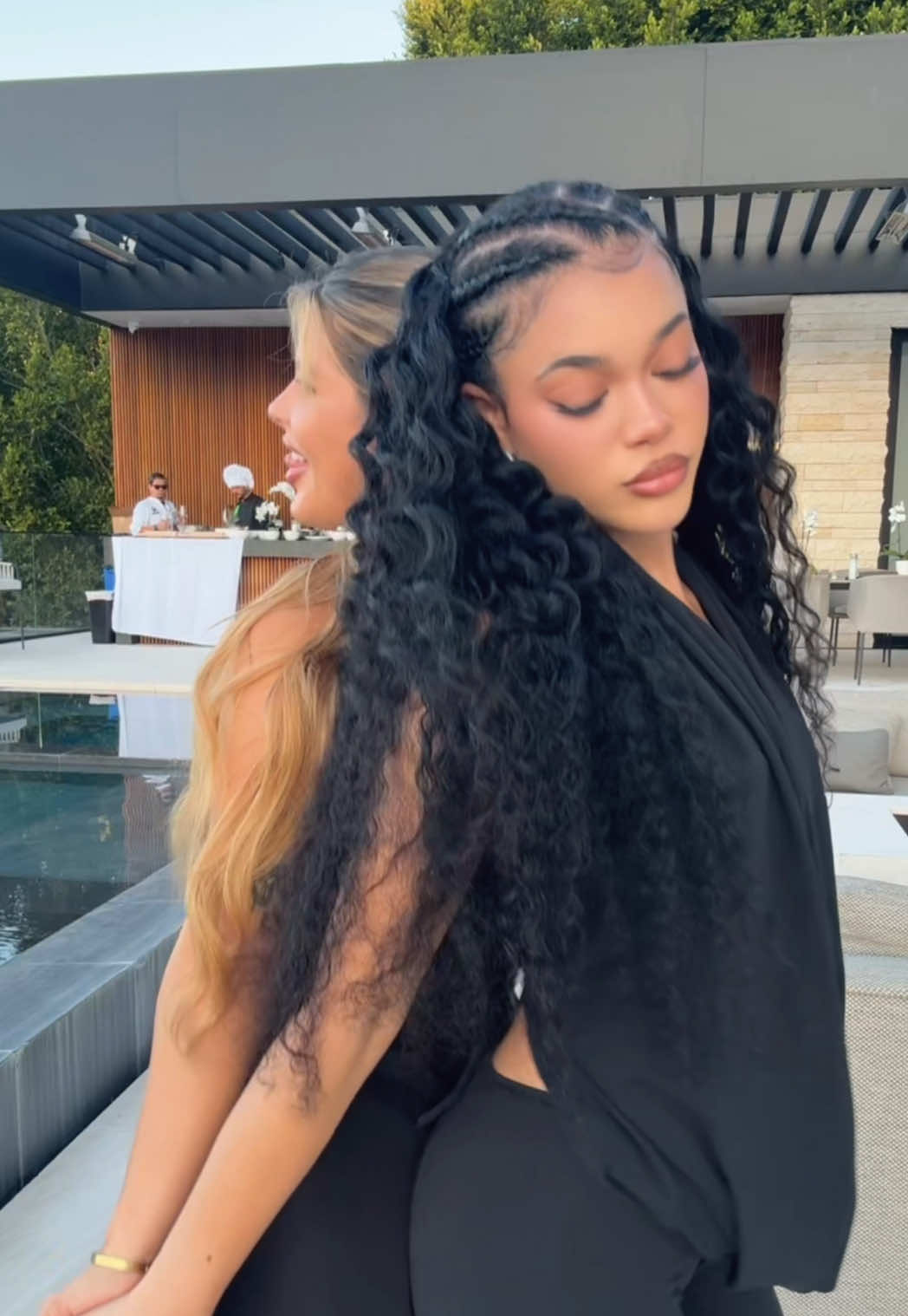 I’m okay with that 🤭👯‍♀️ reunited with my love bug @daniortii #besties #girlthings #loveislandusa #LoveIsland 