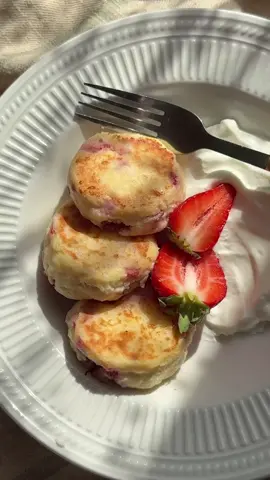 Сырники с кокосом и клубникой 🍓 Это идеальное сочетание – клубника и кокос 🥥 👌🏻 Ингредиенты: Творог - 200 г Яйцо - 1 шт Сахар - 2 ст.л. Манная крупа - 3 ст.л. Кокосовая стружка 2 ст.л. Клубника Ванилин Рисовая мука для обвалки Смешать творог, яйцо, сахар, манную крупу и кокосовую стружку. Оставить массу на 10 минут, до набухания манки/ Нарезать мелкими кубиками клубнику, добавить в творожную массу. Перемешать. Сформировать сырники и обжарить до румяности с двух сторон, на капле растительного масла. #рецепт #Recipe #завтрак #breakfast #сырники #cheesecakes #еда #food #вкусно #delicious 