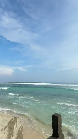 Menyukai laut tidak harus menyelam kedalamnya,cukup duduk diam ditepiannya,lalu nikmati ombak dan anginnya.keselip pula@Ji Dhony #pulutrohamcover #lampungbarat #tanjungsetiabeach🏖 