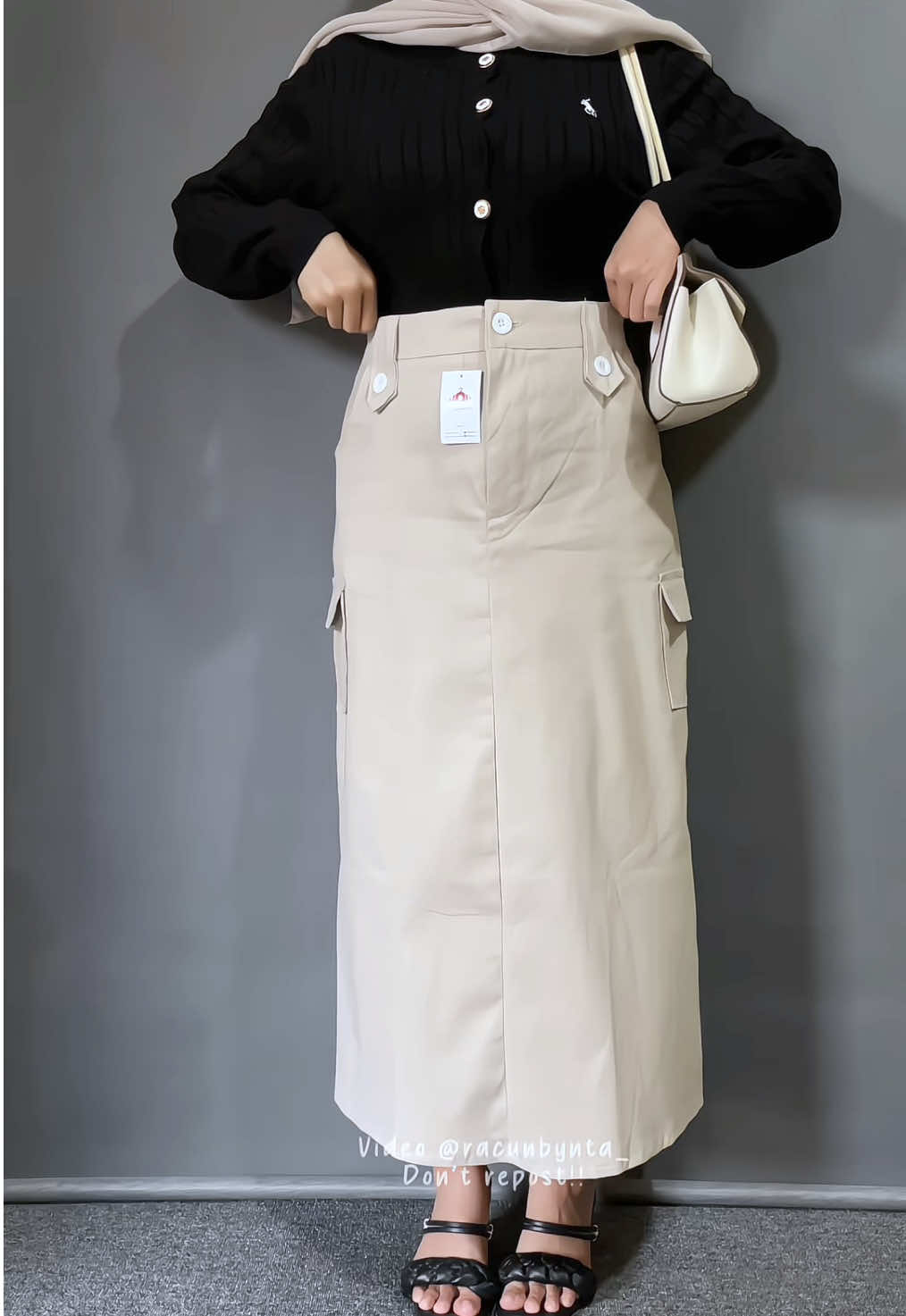 Suka banget rok yang modelnya simpel gini, buat ngapus cakep buat main apalagi🫶🏻  #rokcargo #cargoskirt #cargopanjang #rokcargokekinian #rokspan  #youmefashion #outfithijab 
