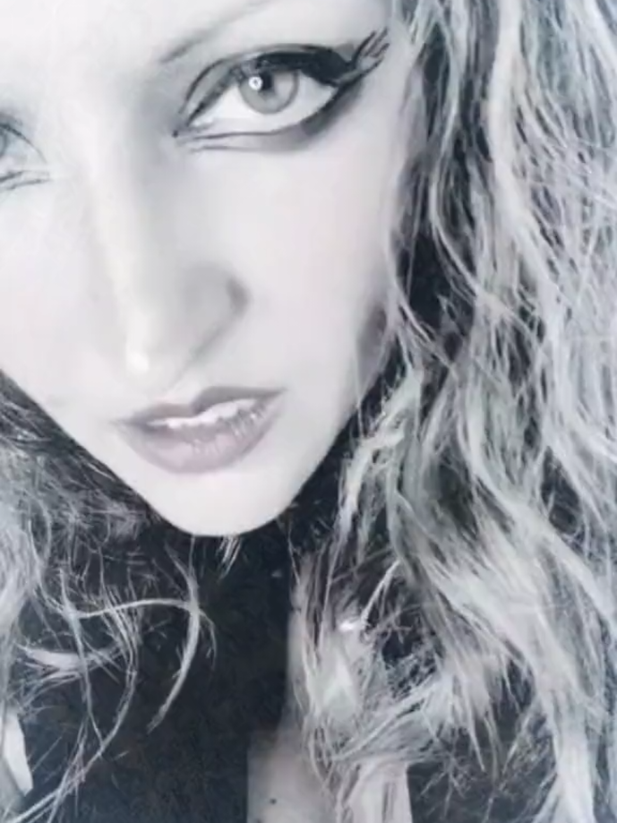 Je me suis prêtée au jeu pour la.... fois. Le fin est imminente. Merci…et bravo et n'oubliez pas : restez vrais. C est la clé pour ne pas devenir n importe quoi, moi je vais me retirer avec hâte dans mon monde qui me ressemble, loin de toutes ces choses qui crée tant de polémique, qui attise les curieux, les moutons. Prenez soin de vous, profitez des vôtres, et restez dans la cordialité 👑🖤one life 🤜🤛 