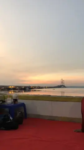 Suramadu dengan keindahannya#suramaduviewpoint #surabaya #jembatansuramadu#fyp 