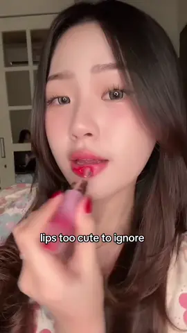 Yang bikin GONGnya adalah ini tuh Lip Serum?! Jadi bisa banget mencerahkan bibir kalo dipake rutin. aku pake shade CHERRY RED Flawless and healthy at the same time 💖✨