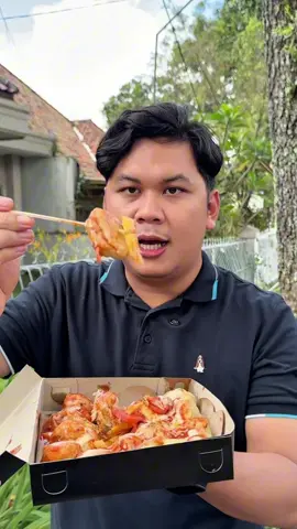 warga bandung emang paling kreatif bisa-bisanya baso ikan di bikin jadi pizza  📍Bacimut Bandung Jl. Tamim No 54, Kebon Jeruk, Kota Bandung