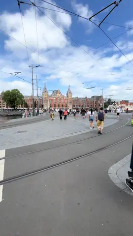 Wis koyo turis mapan, dolan neng Amsterdam… eh mulehe ora nggowo oleh-oleh, mung kaasstengels dijupuk saking toko bule! #ngopi #metro #train #albertheijn #amsterdam #dam #amsterdamcentraal #netherlands #holland 