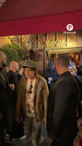 👀✨ Leonardo DiCaprio a été aperçu hier soir quittant le légendaire Maxim’s à Paris, sous les regards curieux et les flashs des photographes. Toujours discret, l’acteur oscarisé a opté pour une sortie tout en sobriété, sans échapper à l’attention des fans présents, en marge de la Fashion Week Haute Couture. 📸 Une apparition rare et très suivie dans l’un des lieux les plus emblématiques de la capitale. #LeonardoDiCaprio #Maxims #ParisNights #HauteCouture #HollywoodIcon #BestImage #purepeople 
