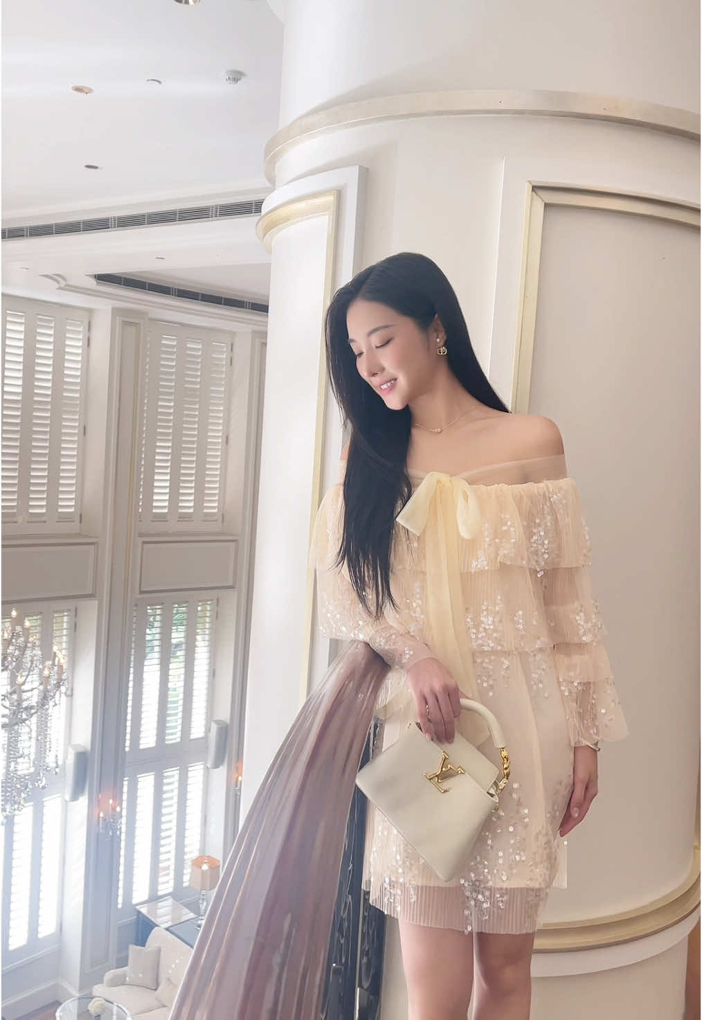 𝐉𝐚𝐧𝐞𝐭 𝐃𝐫𝐞𝐬𝐬 Nữ tính, đáng yêu với 𝐉𝐚𝐧𝐞𝐭 𝐃𝐫𝐞𝐬𝐬 chất liệu tơ kim tuyến cùng điểm nhấn là chi tiết thắt trễ vai, thắt nơ trước ngực, tạo nên hình ảnh ngọt ngào, tiểu thư cho nàng Derose