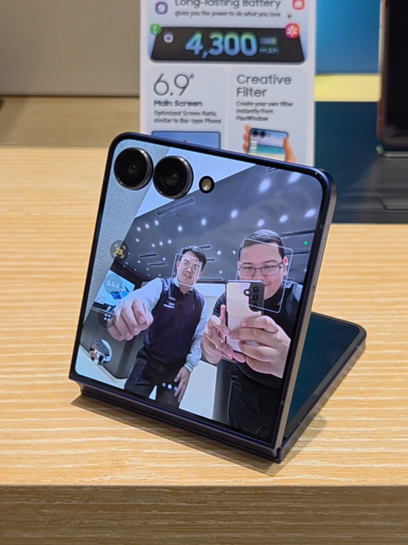 Samsung Galaxy Z Flip7 Cover Screen Selfie #flip7 #selfie #samsung #style #picture 