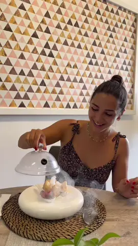 Chichi Marras è passata da noi e ha fatto quello che facciamo tutti quando ci sediamo a tavola da @thalia.elmas: ha sorriso, ha assaggiato… e si è lasciata sorprendere. Perché qui a Elmas, in via Salvio Argiolas 3, la cucina sarda incontra un tocco moderno, ma senza perdere il cuore. Culurgiones col fumo di mirto, spaghetti ai ricci, carbonara da mantecare a tavola e sì… anche lo spaghetto all’astice a 15 euro (che non è una leggenda metropolitana). 📍 Parcheggio? Davanti al locale. 🚗 Niente traffico, niente centro da girare a vuoto. Solo cibo, chiacchiere e una bella atmosfera. 📞 Prenota al +39 371 446 1301 e vieni a vedere perché Chichi rideva, ma non scherzava per niente. #ThaliaElmas #ChichiMarras #CagliariFood #Elmas #MangiareBene #CucinaSardaCreativa #ZeroStress #SpaghettoAllAstice #CulurgionesRivisitati #ParcheggioFacile