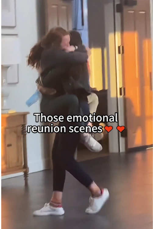 Those emotional reunion scenes♥♥ #Homecoming #homecomingsurprise #greencard #thankful #surprise #reunion #bestfriendsurprise #bestfriend #friendship #goals #motivation #tiktok #cominghome #imcominghome #usa 