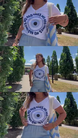 Petit look du jour tout en bleu et blanc (peut être en préparation des fêtes qui sait?🫣)  Non, un peu de sérieux, c’est un look 100% Kluber avec leur t-shirt authentique et designer par la marque, accompagné d’un pantalon en lin bleu et d’un sac en crochet pour compléter le look 💙✨ Viens shopper la tenue dès maintenant ☀️ 📍Kluber Centre commercial E.Leclerc Rouffiac