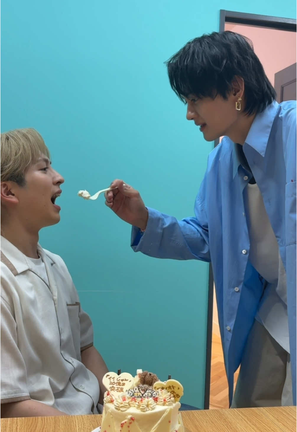 リリースおめでとうケーキの一口目 #MILK #アオノオトもイイじゃん  #吉田仁人  #佐野勇斗  #しおざきだいち  @M!LK_OFFICIAL 