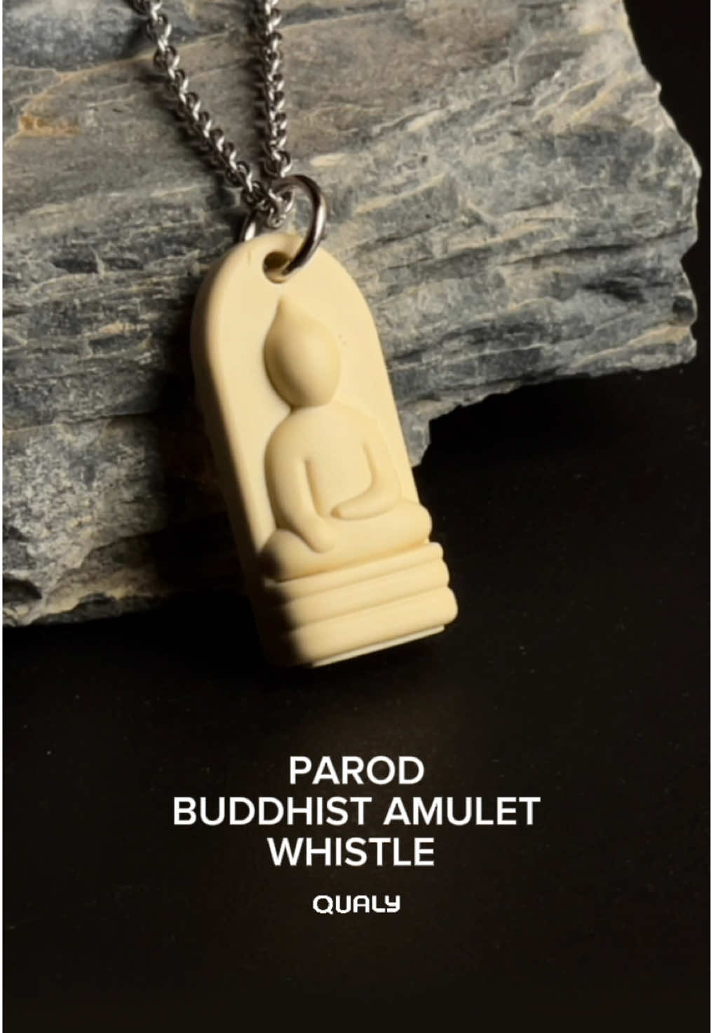 NEW! PAROD AMULET WHISTLE นกหวีดพารอด ดีไซน์พระเครื่อง 🌟 “นกหวีดพารอด“ ที่ไม่ใช่แค่เครื่องส่งเสียง แต่คือ สัญลักษณ์แห่งความรอด และพลังแห่งศรัทธา✨🙏 💚แรงบันดาลใจจาก “พระรอด” พระเครื่อง 1 ใน 5 ของชุดเบญจภาคีที่มีอายุเก่าแก่ ที่มีความเชื่อเรื่องพุทธคุณแคล้วคลาด คงกระพัน  นำมาเชื่อมโยงกับ “นกหวีด” อุปกรณ์ขอความช่วยเหลือ ช่วยชีวิตในสถานการณ์ฉุกเฉิน 🚨 สู่ดีไซน์ “นกหวีดพารอด” เครื่องรางแห่งความรอดปลอดภัย ที่มาพร้อมเสียงเตือนภัย…และแรงศรัทธาแห่งความยั่งยืน ✏️ด้วยเทคนิคการออกแบบให้ด้านหน้าเป็น “พระเครื่อง” สิ่งยึดเหนี่ยวจิตใจคู่คนไทย ด้านหลังออกแบบให้เป็น “นกหวีด” เครื่องส่งสัญญาณเตือนภัย และขอความช่วยเหลือจากภัยอันตราย ทั้งภัยจากธรรมชาติ และภัยร้ายใกล้ตัว  พร้อมออกแบบ Typography design คำว่า “ROD = รอด” ที่อ่านได้ 2 ภาษาในคำเดียว เป็นกิมมิกเล็กๆ น้อยๆ เพื่อเพิ่มความเหนียวไปอีกหนึ่งสเตป 💪🏻 📌ผ่านพิธีปลุกเสกตามขนบประเพณี จากวัดขนอนเหนือ จังหวัดพระนครศรีอยุธยา เพื่อความเป็นสิริมงคลตามวิถีปฏิบัติ 🏆ชนะเลิศ รางวัลออกแบบ Design Excellence Award หรือ DEmark, Thailand ประจำปี 2025  ✅ วัสดุจาก Green ABS พลาสติกผสมยางพาราธรรมชาติ  ✅ ใช้งานได้หลากหลาย เช่น สร้อยคอ, พวงกุญแจ  ✅มีให้เลือก 7 สีมงคลประจำวันเกิด ✅ รีไซเคิลได้ 100% #qualy #qualydesign  #upcycle #Sustainability  #whistle #นกหวีด #เป่านกหวีด #นกหวีดพระเครื่อง #พระเครื่อง #พระรอด #amulet #นกหวีดพารอด #tiktokviral #fpyシ 