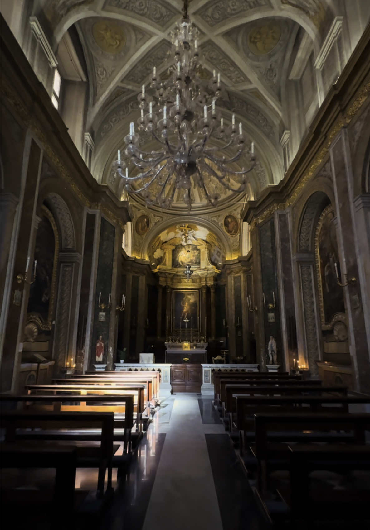 Baroque geometry kissed by light.