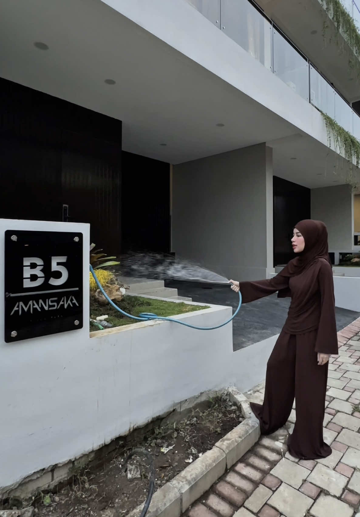 resik-resik villa ku sik mbaaa, kalo mau booking bisa klik wa : 0812-3001-2500 atau klik lokasi disini @Amansaka Villa Park 