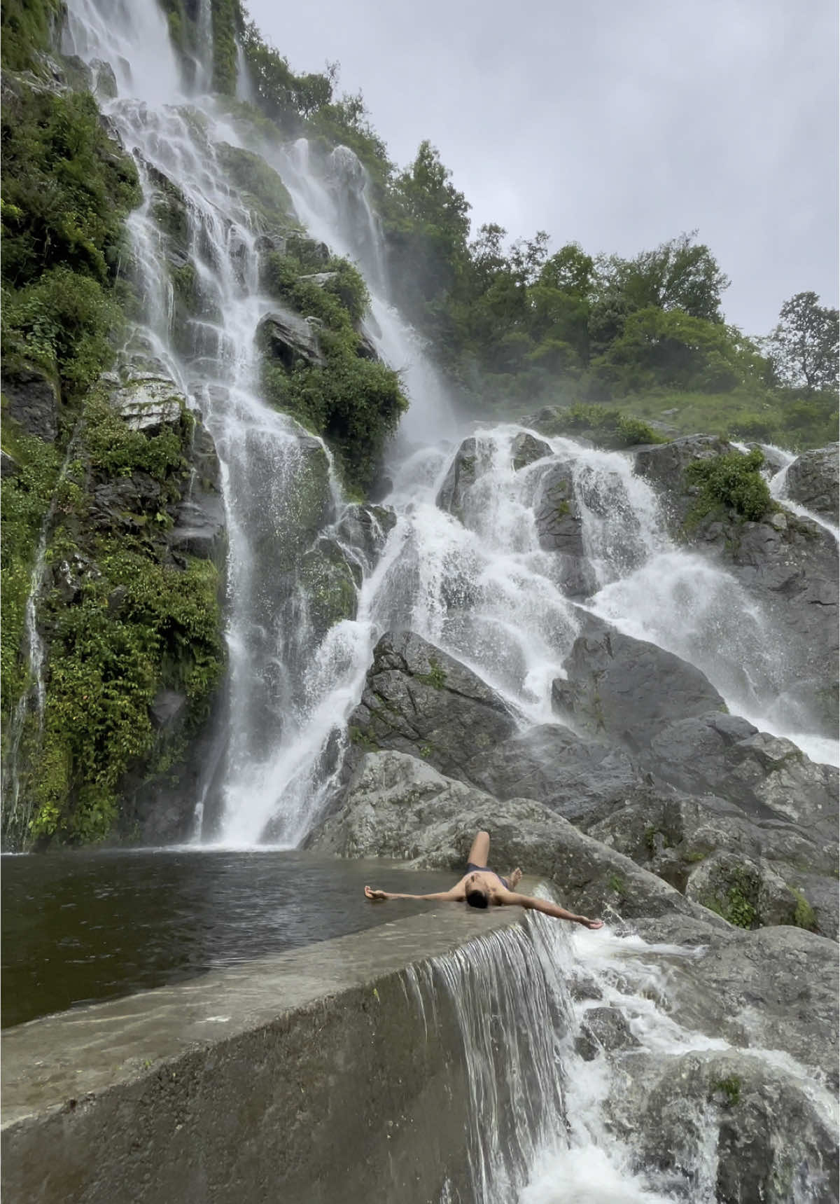 Tindhara Waterfall…. . . . . . . . . . . . . . . . . . . . . . . . . . . . . . . . #tindharahomestay #tindhara_jharana #tindharahomestaybreakfast #tindhara_kavre💚 #besttimetovisittindhara #morningviewfromtindhara #morningviewfromtindhara #sunrisefromtindhara #creatorsearchinsights #innerpeace #peace #nearbykathmandu #fyp #onemanghumante 