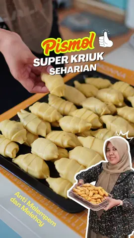 RESEP RAHASIA PISMOL RENYAH SEHARIAN Assalamualaikum Teman Tehyun! Hari ini Teteh mau ajak kalian bikin jajanan favorit sepanjang masa: Pisang Molen alias Pismol! Kulitnya kriuk, isiannya manis alami dari pisang. Gak pake baking powder, gak pake telur, tapi hasilnya super cantik dan tahan kriuknya seharian! 📌 Bahan Kulit Molen: 500 gr tepung terigu (protein rendah) 4 sdm tepung maizena 80 gr gula pasir 2 jumput garam 1 sdt pasta vanila 100 gr margarin 4 sdm minyak goreng 150–200 ml air es (tuang sedikit-sedikit) 📌 Isian: Pisang (pilihan: raja, uli, kepok, atau tanduk – sesuaikan selera) 📌 Langkah Membuat: Campur terigu, maizena, gula, dan garam. Masukkan margarin dan minyak, aduk sampai berpasir. Tambahkan vanila dan air es sedikit-sedikit, uleni sampai kalis. Diamkan adonan selama 30 menit, tutup plastik ya. Gilas adonan tipis, potong memanjang, dan lilitkan ke pisang. Goreng dalam minyak sedang (bukan terlalu panas) hingga keemasan. Pismol alias pisang molen mini yang renyah di luar, lembut manis di dalam ini Teteh bikin pakai alat andalan dari @idealifeonline_ 🍌🥟✨ ⚖️ Digital Kitchen Scale KT-5001 Takaran bahan pas = hasil molen yang sempurna! Timbangan digital ini akurat sampai 1 gram, layarnya jelas, dan desainnya ramping cocok buat dapur kecil sekalipun. 🔪 Utility Knife IL-162 Forged Potong pisang jadi lebih rapi dan cepat. Pisau tajam ini kuat, kokoh, dan nyaman dipakai bahkan buat potongan presisi kayak molen mini. 🍳 Granite Cookware Set IL-22B (7 pcs) Goreng pismol pakai frypan dari set granite ini—hasilnya matang merata, gak lengket, dan warnanya golden crispy! Lapisan granite-nya juga gampang dibersihkan. #PisangMolen #PismolKriuk #JajananRumahan #CemilanAnak #ResepAsahidTehyung #KulitMolenRenyah #PisangGorengModern #idejualancemilan