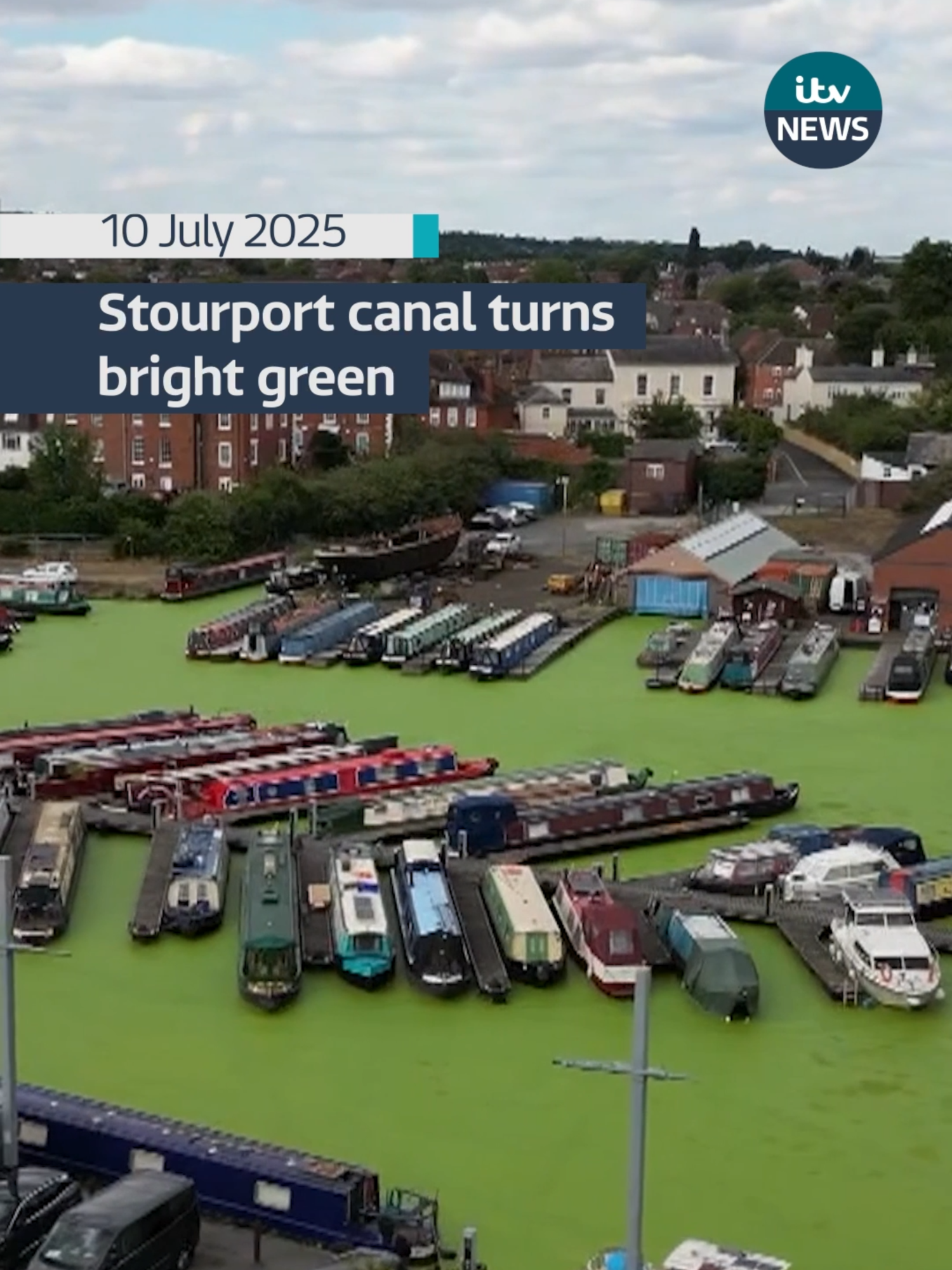 The normally clear waters around Stourport-on-Severn’s Basin have been transformed into a swamp-like state. Recent high temperatures and rainfall have caused the duckweed in the Worcestershire town to rapidly bloom. #itvnews
