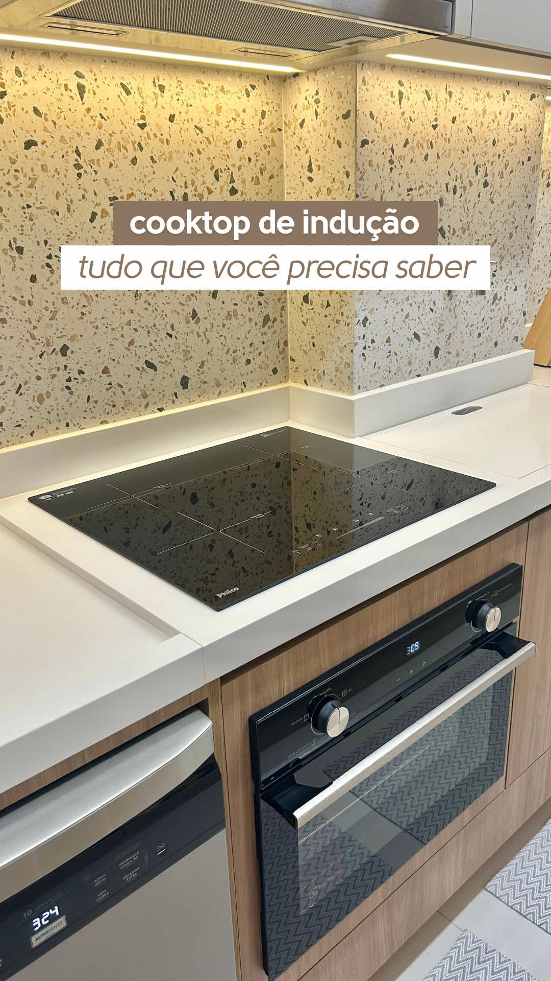 Se você está pensando em comprar um cooktop de indução, a minha dica é: pode comprar sem medo, você não vai se arrepender ✨️ Por aqui sempre uso na janta, praticamente todos os dias do mês, e também algumas vezes durante o dia pra cozinhar algo mais rápido. Ele sempre foi integrante aqui do apê, então não tenho uma conta de energia antiga pra efeito de comparação, mas quando fico sem usar ele, percebo que a conta não reduz de forma significativa. O meu é da @philcobrasil e não tenho o que reclamar! É uma das opções mais em conta do mercado e nunca me deu dor de cabeça, sou completamente apaixonada 🥰 Ah, caso queria o ID dos tapetinhos de silicone da Shopee, tá aqui: BDX-FMR-FVZ Já me segue pra receber mais conteúdos como esse e deixe seu comentário ❤️ #cozinhaplanejadapequena #cozinhaplanejada #cozinhapequena #fyp #apemrv #cooktopinducao 