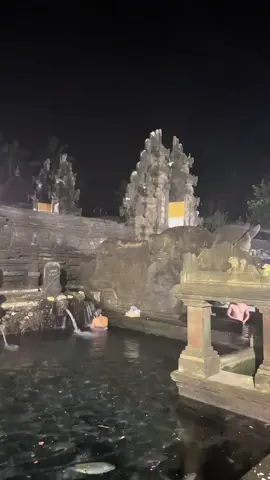Prosesi melukat malam disaat menjelang hari raya purnama adalah prosesi melukat terbaik karena dipercaya dapat membawa keberuntungan bagi diri kita dalam segala hal. Sudah ada yang pernah melukat malam? #melukat #gianyar #bali #explore #travel #wisatareligi #indonesia 