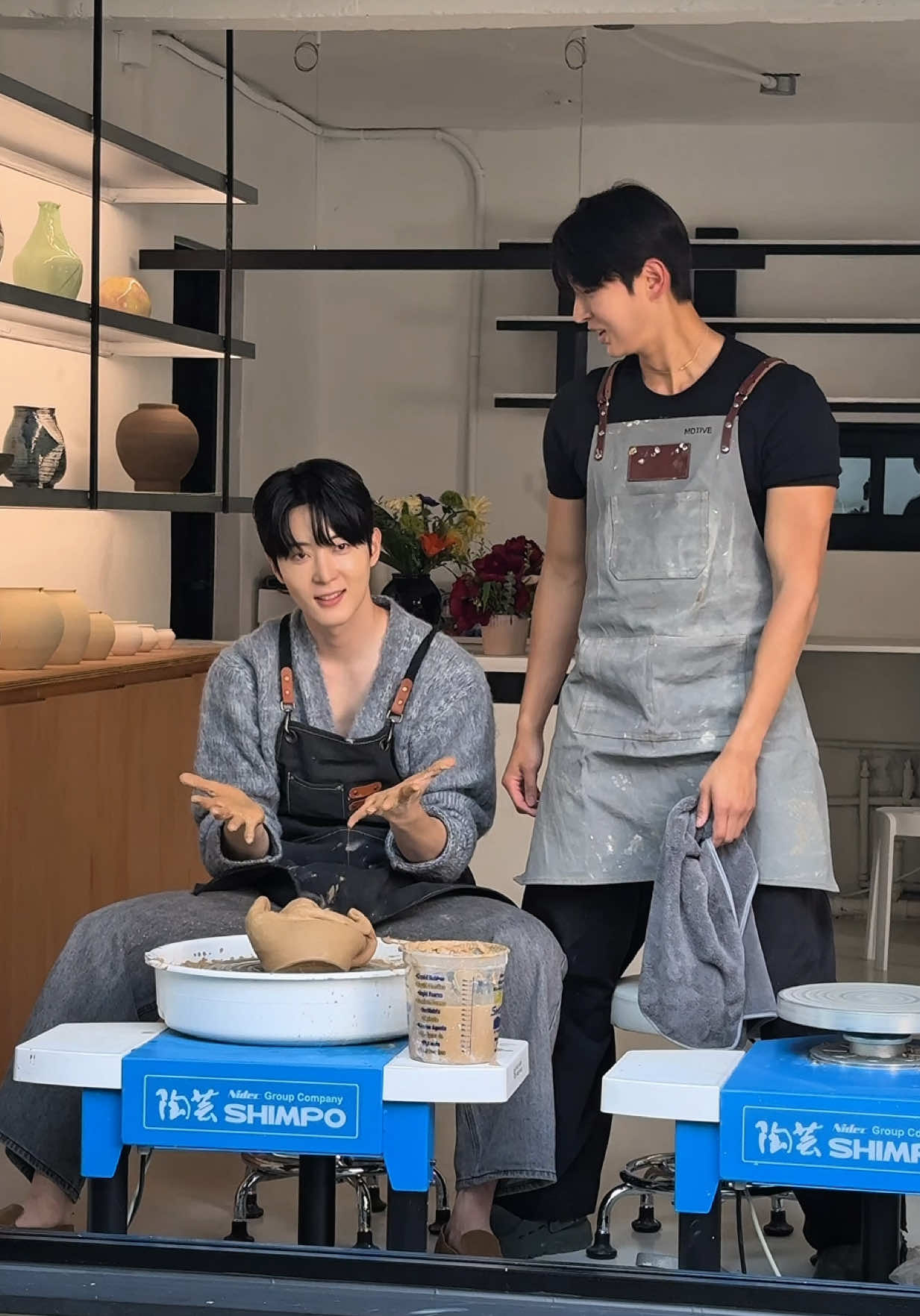 What are you doing ? 😂 #pottery #ceramics 