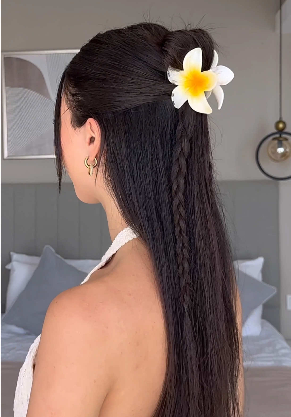 Cute flower clip hair inspo 🌼💛 #hairstyletutorial #hairideas #hairinspo #easyhairstyles #longhairstyles #hairtok #clawclip #flower #pinteresthair #pinterestinspo #halfuphalfdown #longhairstyles 