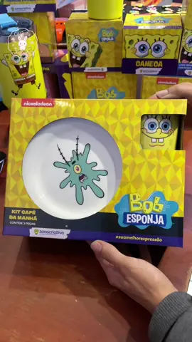 🍍 Comece o dia com mais diversão com esse kit de café da manhã do Bob Esponja! Caneca, tigela e pratinho com os personagens mais icônicos da Fenda do Biquíni 🧽✨ ☕ Caneca com o rosto do Bob 🥣 Tigela com estampa de abacaxi 🍽 Prato fundo com o Plankton surtando! Ideal para deixar suas refeições mais alegres (ou presentear quem ama esses personagens 💛) 🛍 www.casadafofura.com.br 📍 Av. Paulo Guilguer Reimberg, nº 50 – Jd. Novo Horizonte, SP#tik_tok #viralvideos #viralvideotiktok #infancia #bobesponja #capcutamor 
