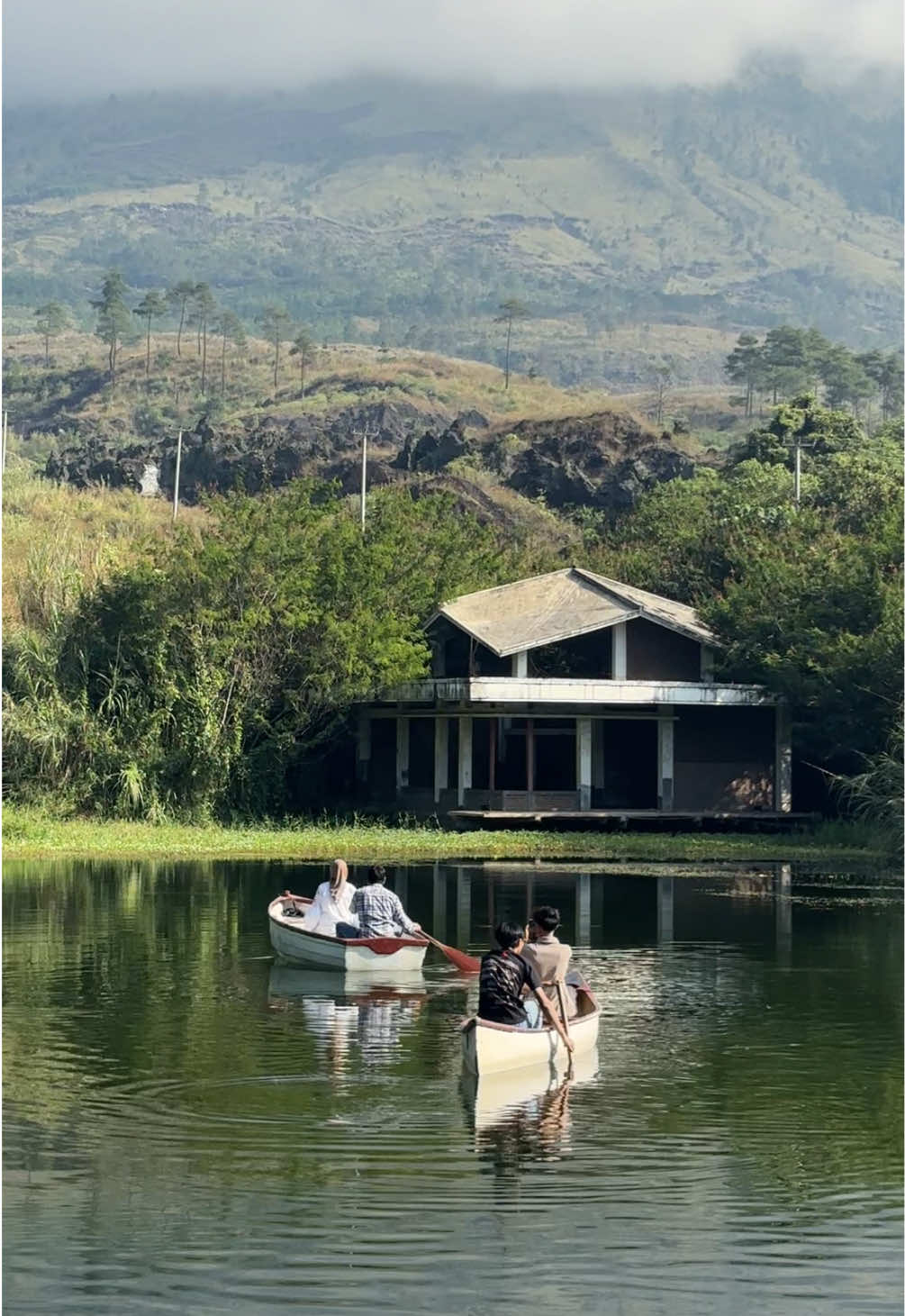 Found this place in West Java 😍🛶⛰️ #wisatagarut #exploregarut #wisataindonesia #cafebalonggarut #alamindonesia 