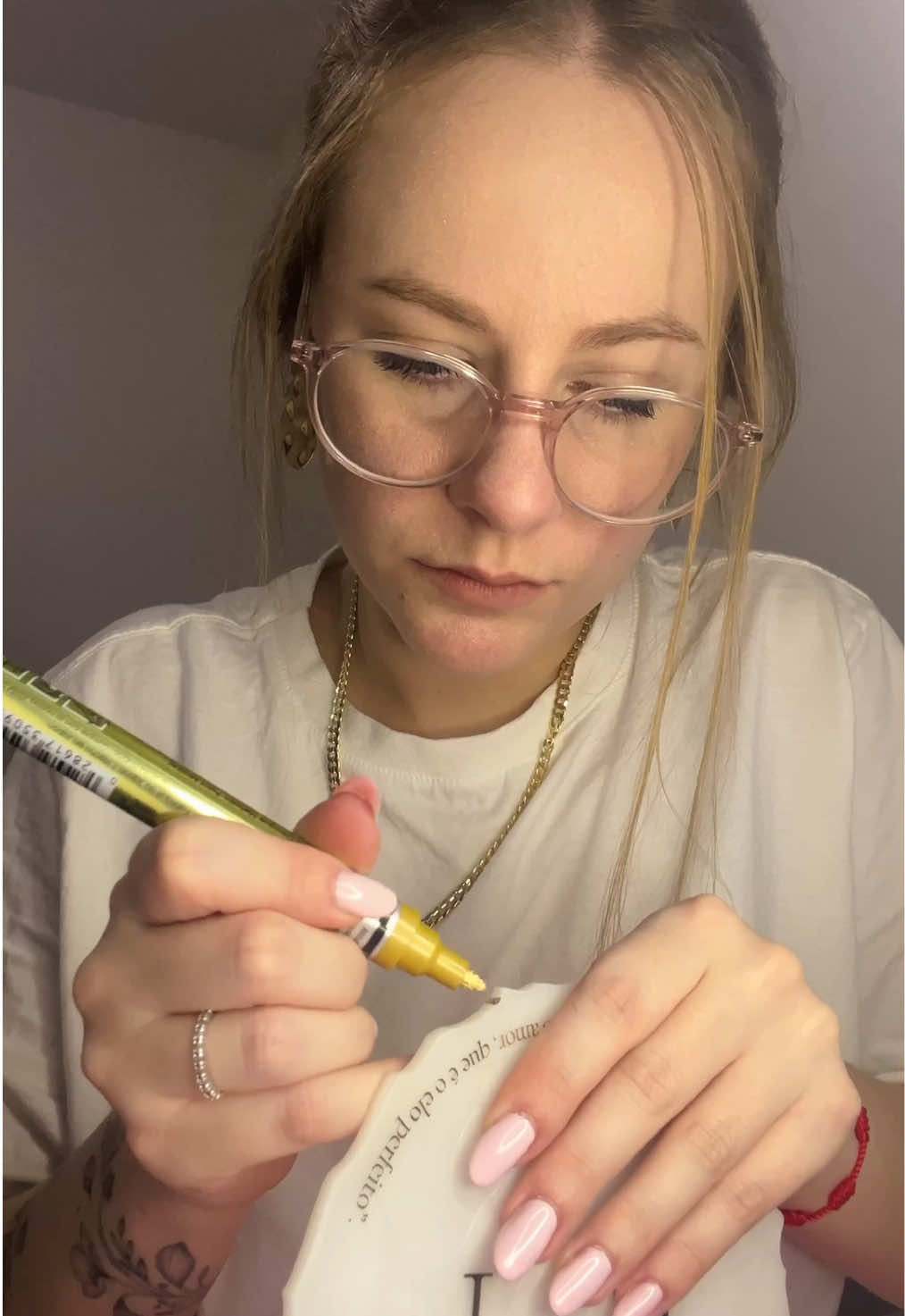 Processo criativo das nossas famosas bordinhas douradas 🫶🏻✨🖌️ #processocriativo #artesanato #resina #decor #resinart #resinaepoxi #feitoamao #foryou #maosquecriam #criacao #detalhes #homedecor #handmadeart #processvideo #resinartwork #resinartist #criar #artesanatocriativo #decocolor #portaalianca #casamento #wedding #noiva 