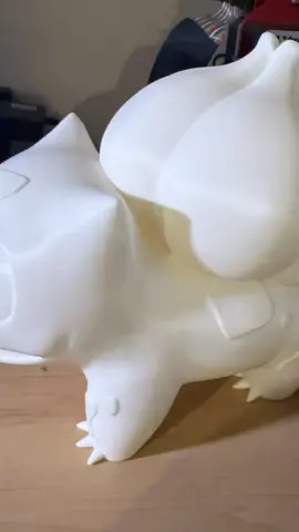 ✨ LIFE-SIZE BULBASAUR UNLOCKED! This massive print took hours, but the result is totally worth it! Who’s ready to catch one of these in real life? 👀💚 🎨 Should I paint it next? Drop your color suggestions below! #3DPrintedPokemon #BulbasaurBuild #PrintsJackson #3DPrintingMagic #PokemonFans #ResinReel #FDMFlex #madewithlove😍😍😍 
