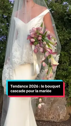BOUQUET DE MARIÉE // La cascade de fleurs en guise de bouquet de mariée, c'est LA nouvelle tendance mariage Outre-Atlantique qu'on adore ! Imaginé comme une pluie de tulipes (avec d'autres variétés de fleurs), ce bouquet joue sur la structure pour un effet chic et glam garanti ! 🌷🩷 Fleuriste : @sophiawilde_ Photo & Video: @sarbostudio Robe de mariée : @moirahughescouture #bouquetdemariee #bridalbouquet 