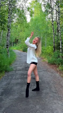 Forest improvasation🌲✨🤍 #improv #contemporary #contemporarydance #khalid #dovecameron #choreography #dancersoftiktok #improvisation #artist #improvdance #movement #fyp #nature #forest 