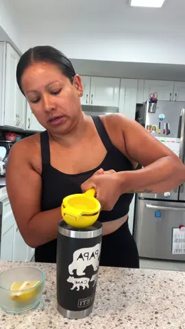 Every morning I start my day drinking mild water with lime or lemon I also add turmeric powder#latina🇲🇽#viralvideo 